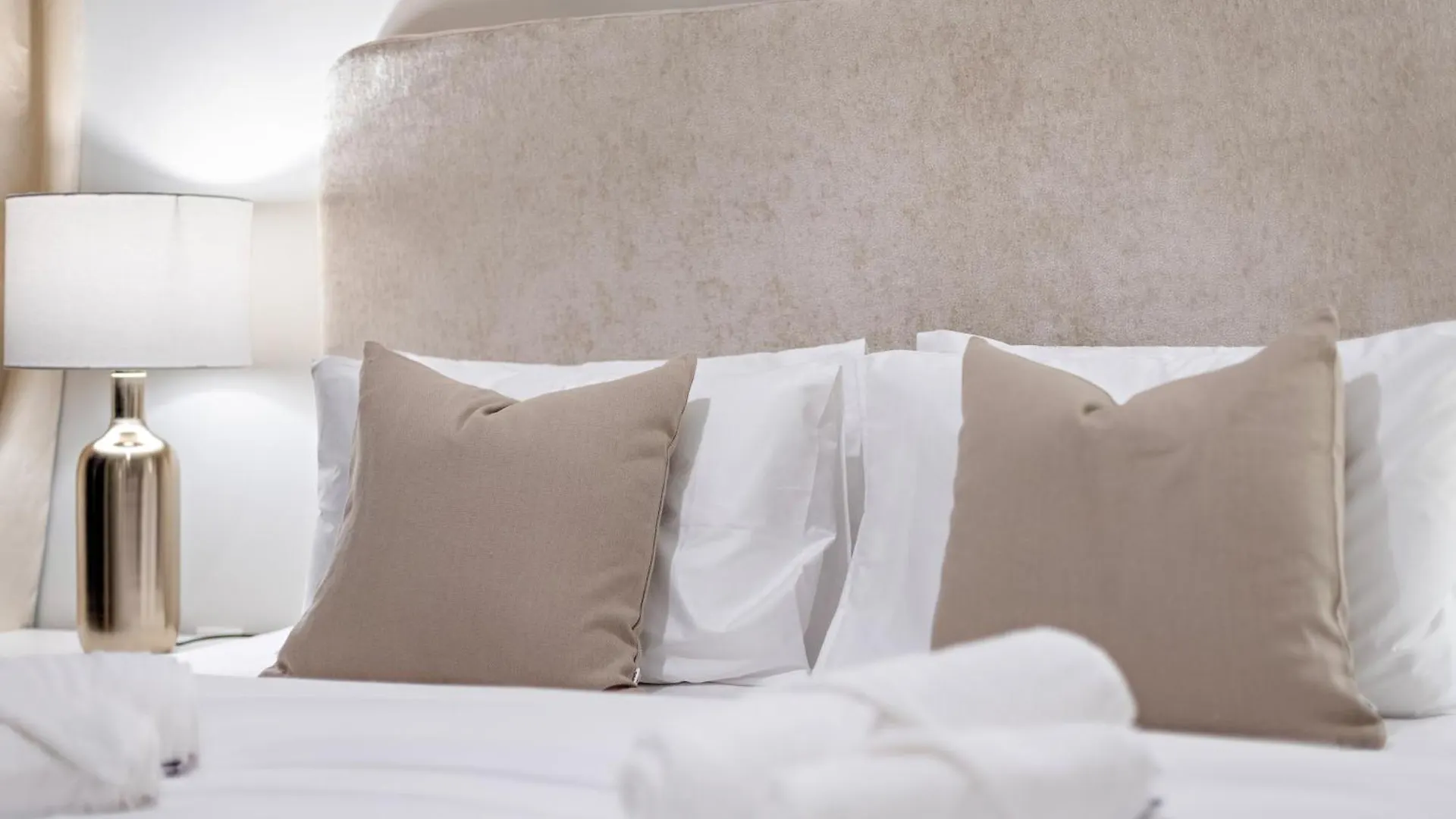 Luxurious 2Br With Pool & Gym Access L Near Downtown Apartment Dubai 0*,  United Arab Emirates