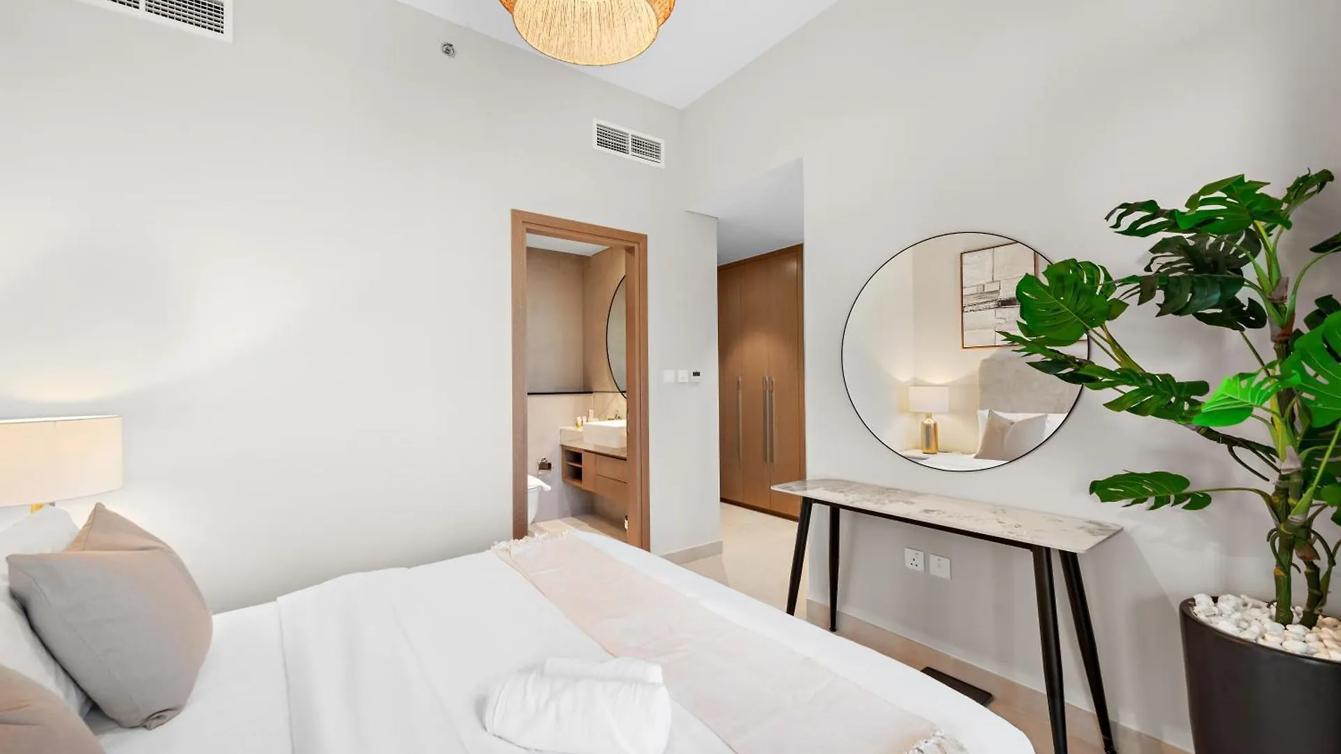 Luxurious 2Br With Pool & Gym Access L Near Downtown Apartment Dubai 0*,  United Arab Emirates